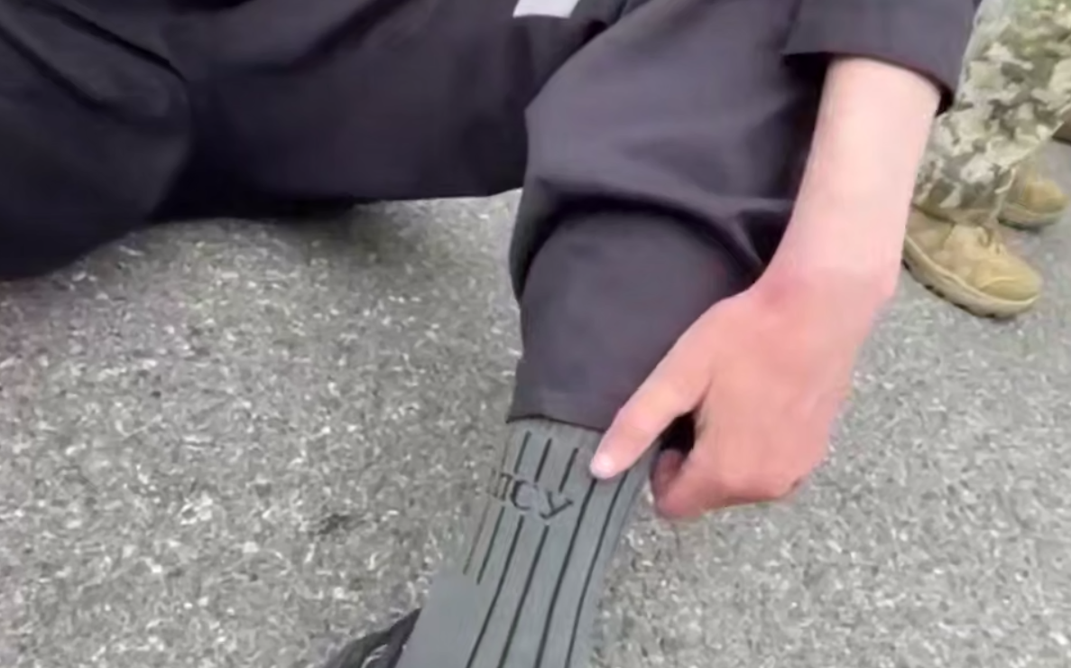 "Не носив у полоні, чекав свободи": військовий показав шкарпетки з написом "ДПСУ" з "Азовсталі"